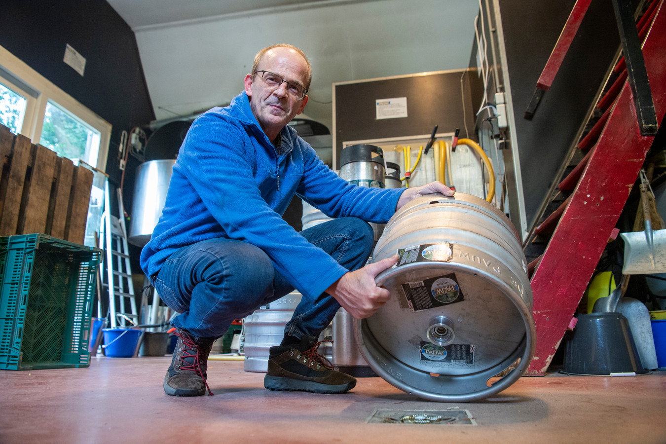 Bierbrouwer Harry Blekkenhorst in zijn brouwerij in Ommen.