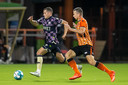 Aan de hand van de traptechniek van Philippe Rommens (links) brak Go Ahead Eagles de ban tegen het FC Volendam van Robert Mühren (rechts).
