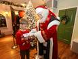 De kerstman verrast een van de vele jonge bezoekers.