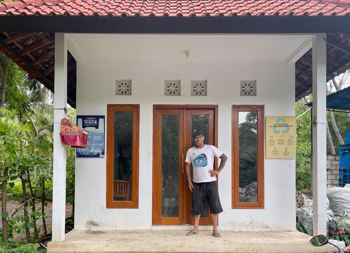 Jaap Venhovens berusaha mengatasi masalah sampah di pulau Nusa Penida di Indonesia.