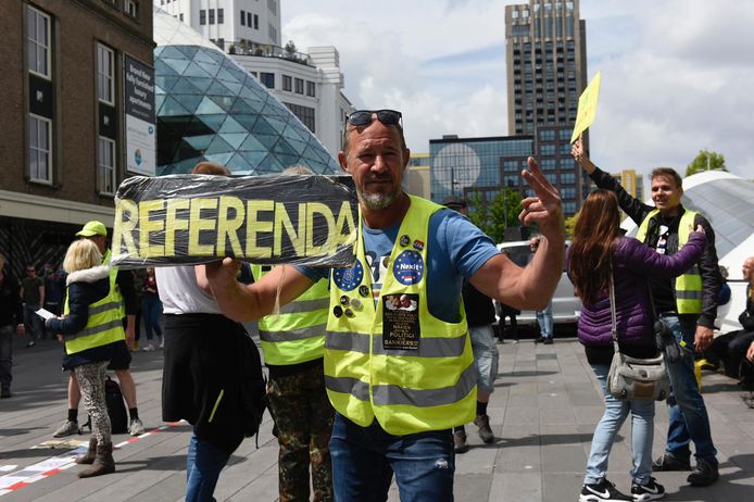 Demonstranten op het 18 Septemberplein in Eindhoven.