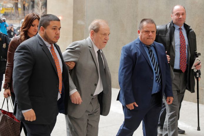 Harvey Weinstein werd ondersteund door twee bodyguards, een derde droeg de wandelstok.
