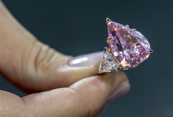 Oeps riem moeder Reusachtige roze diamant Fortune Pink geveild voor 28,6 miljoen euro |  Buitenland | AD.nl