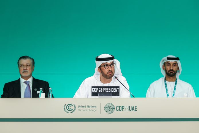 Sultan Al Jaber (midden), voorzitter van de klimaattop COP28 in de Verenigde Arabische Emiraten. (01/12/23)