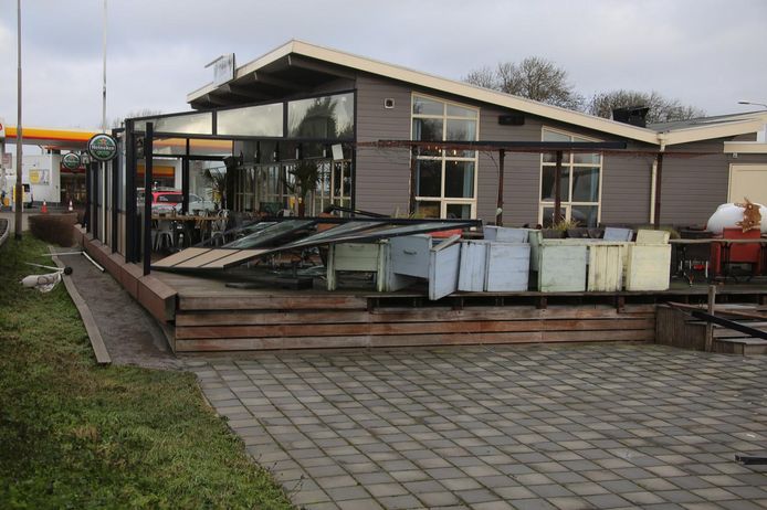 Een deel van het terras van restaurant Kokido in Mijdrecht is vanochtend ingestort tijdens de storm.