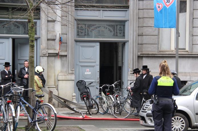 De hulpdiensten rukten zondag uit voor een beperkt brandje in een oven in de synagoge aan de Charlottalei.