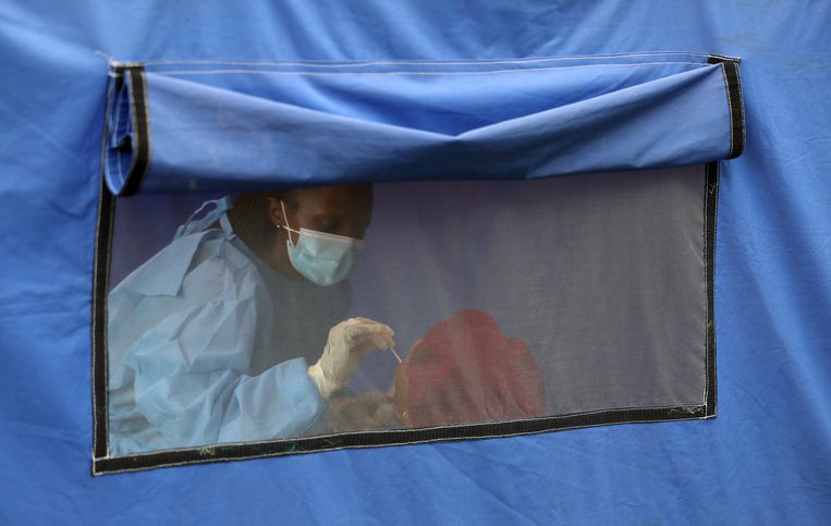 Coronatest in Lenasia, Zuid-Afrika. Beeld REUTERS