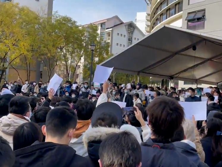 Chinese studenten protesteren tegen zero covid-beleid met witte A4'tjes