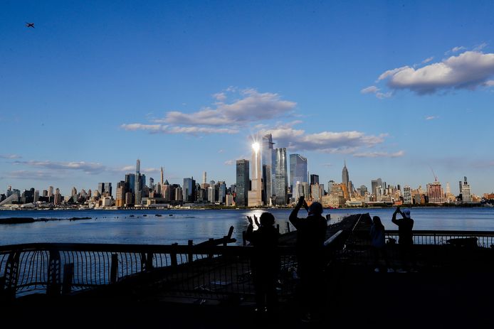 Inwoners van Hoboken (New Jersey) filmen de skyline van New York en het toestel linksboven.