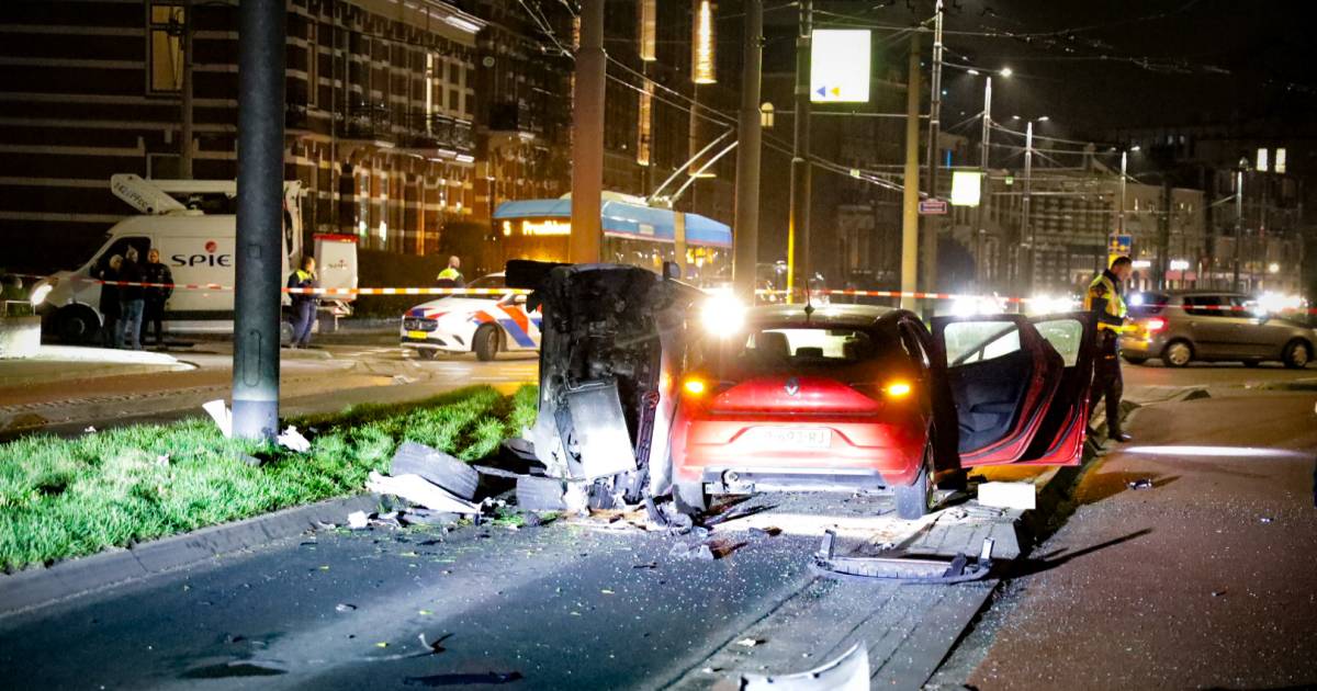 Aanhouding na ongeval in Arnhem, brokstukken liggen over straat verspreid.