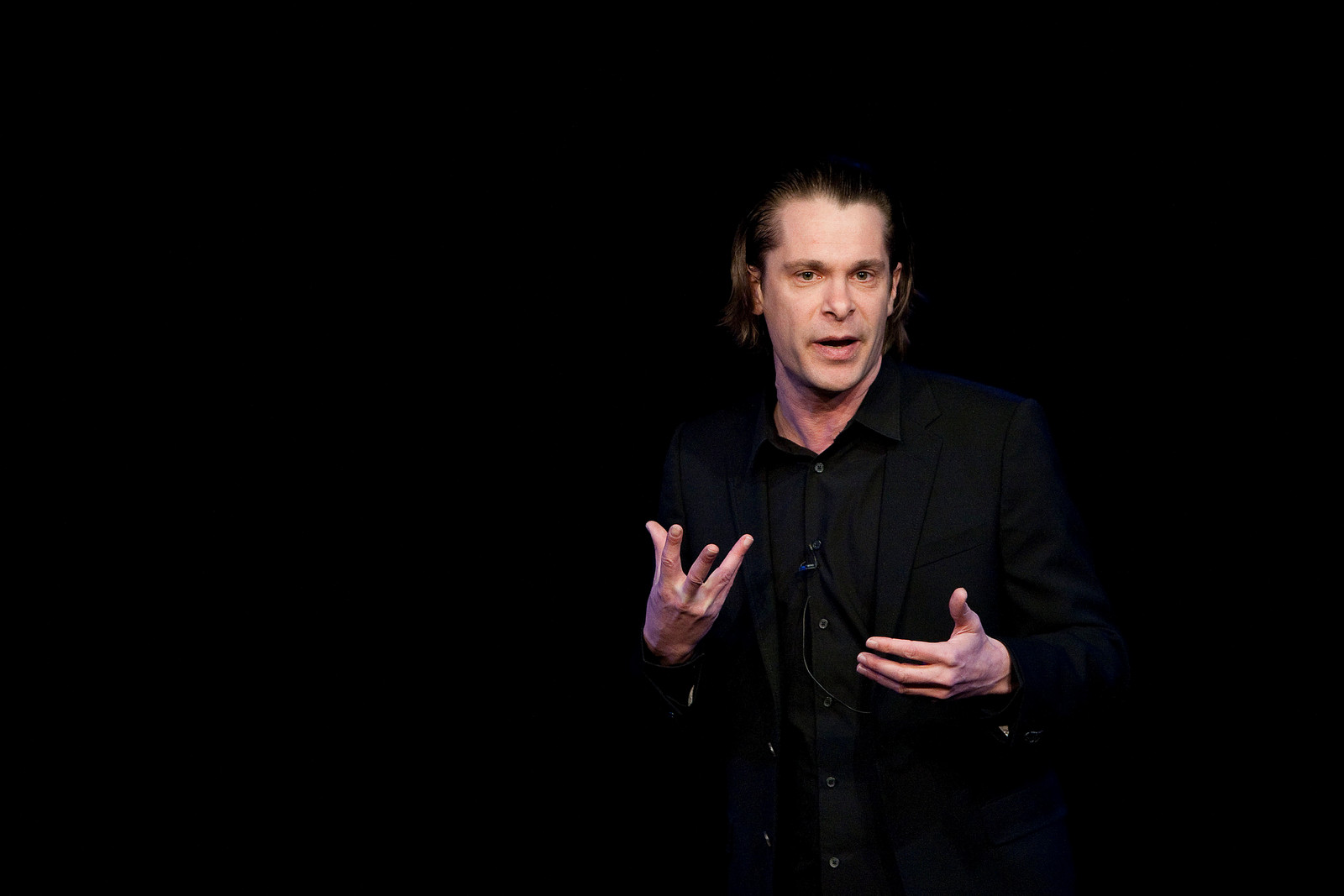 De coronaconference van Hans Teeuwen werd zaterdagavond door 265.000 mensen bekeken op NPO 3. Beeld ANP Kippa