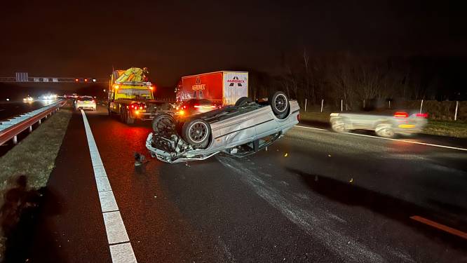 Auto over de kop op A1 bij Holten: bestuurder gewond, verkeer moet over vluchtstrook