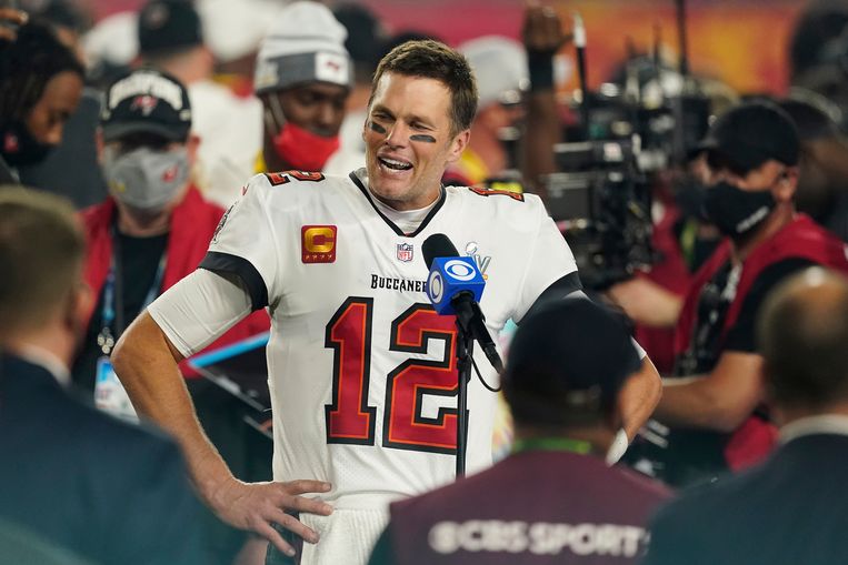 Quarterback Tom Brady (Tampa Bay Buccaneers) staat de pers te woord na een footballwedstrijd in Florida. Beeld AP