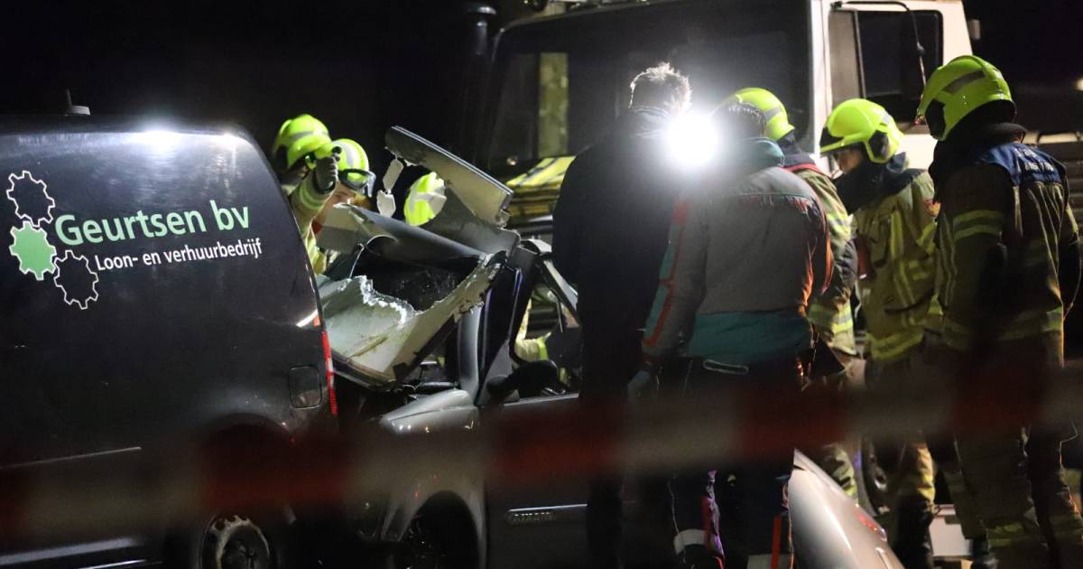 Foto’s: Ernstig ongeluk in Veenendaal: auto geplet tussen vrachtwagen en bestelbus.