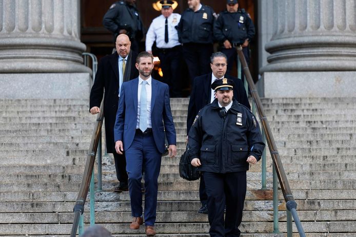 Eric Trump verlaat het gerechtshof na het geven van zijn verklaring.