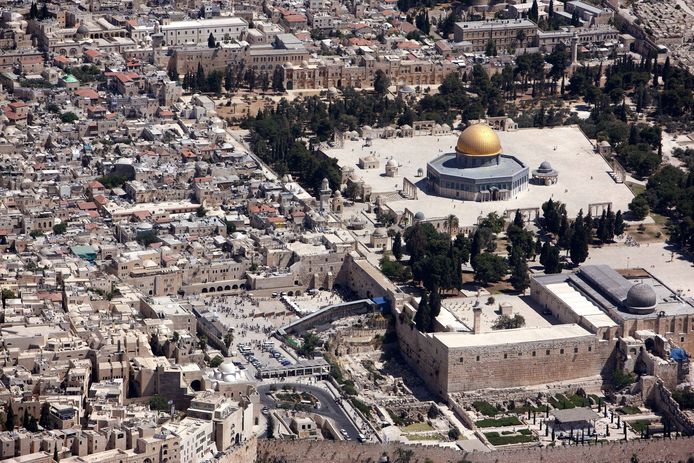 In de oude stad van Jeruzalem bevinden zich de Heilig Grafkerk, de Klaagmuur en de Tempelberg met de al-Aqsamoskee en de Rotskoepel.