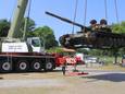 De Russische tank wordt weer op zijn plek bij het Vrijheidsmuseum getakeld.