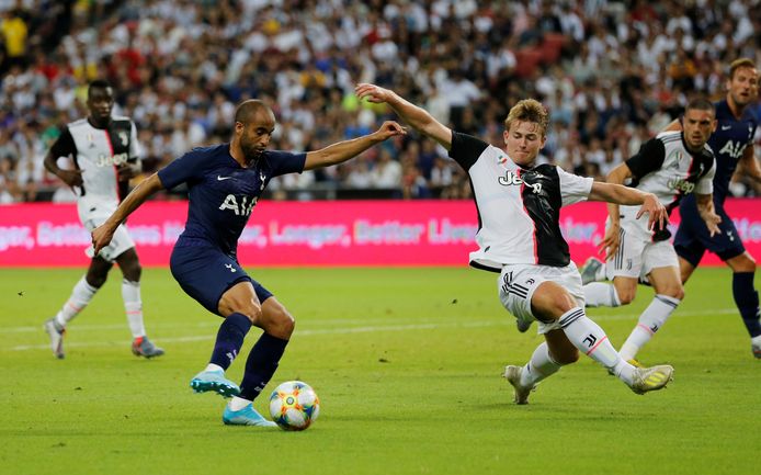 Matthijs de Ligt probeert Lucas Moura van scoren af te houden.