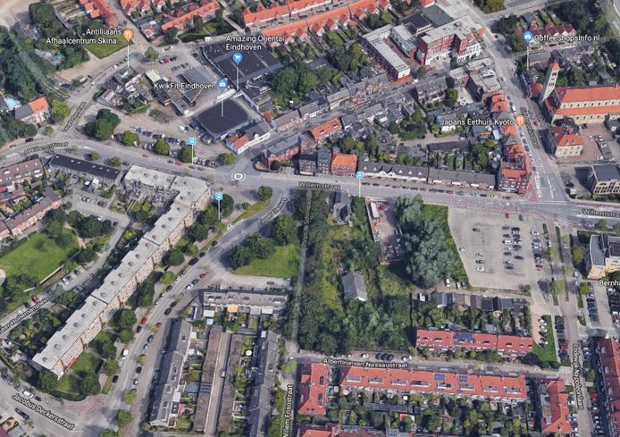 De Willemstraat met links op de hoek met de Gagelstraat het Van de Ven-terrein en rechts bij de kruising met de Lodewijk Napoleonlaan het Vogelzangterrein. Op beide locaties moeten woningen gebouwd worden.