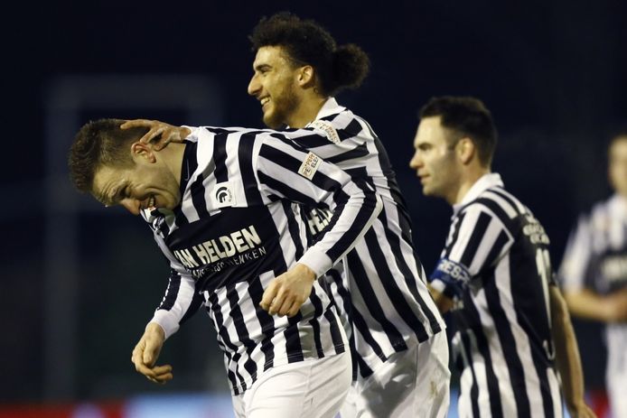 Freek Thoone en Mehmet Dingil vieren de treffer van Thoone tegen Jong PSV.