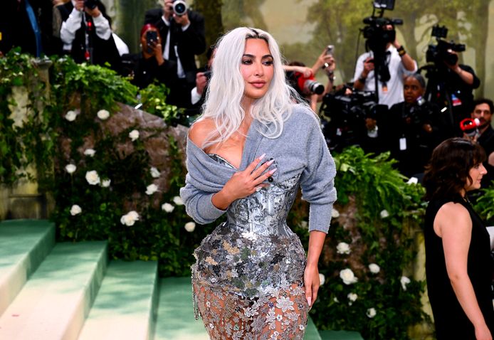 Kim Kardashian was er ook bij in deze zilveren creatie.
