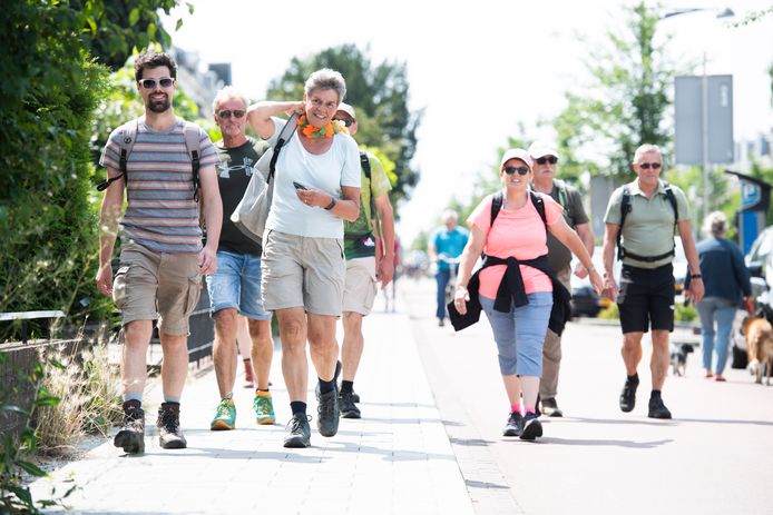 ‘Vierdaagselopers’ op de Sint Annastraat.