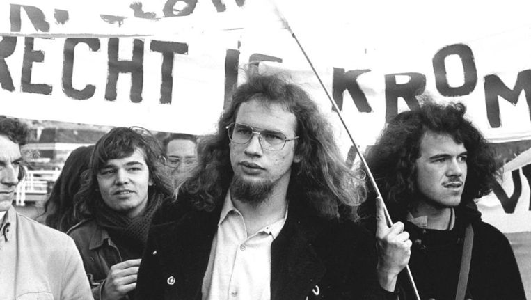 1973. Dienstweigeraar Kees Vellekoop (midden) tijdens een demonstratie voor de erkenning van gewetensbezwaren als weigeringsgrond. Beeld anp