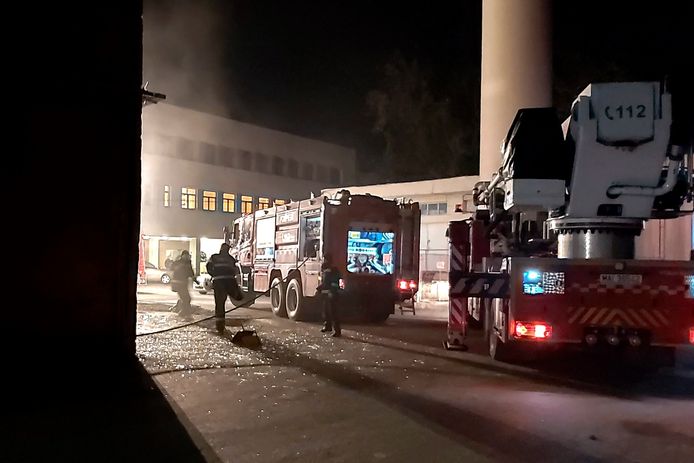 Brandweerlieden aan het getroffen ziekenhuis in  Piatra Neamt.