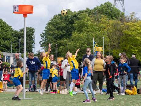 Schoolkorfbaltoernooi in Veenendaal groter dan ooit: ‘Jongens en meiden in één team zorgt voor een klasgevoel, echt samen’