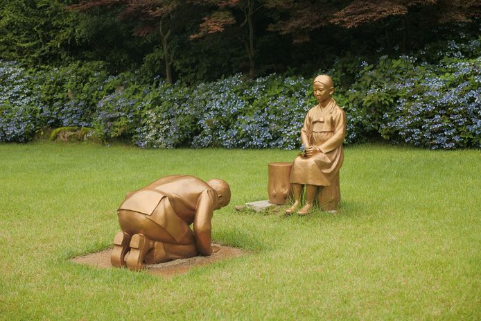 Het standbeeld lijkt op de Japanse Premier Shinzo Abe, geknield en buigend voor een “troostmeisje”.