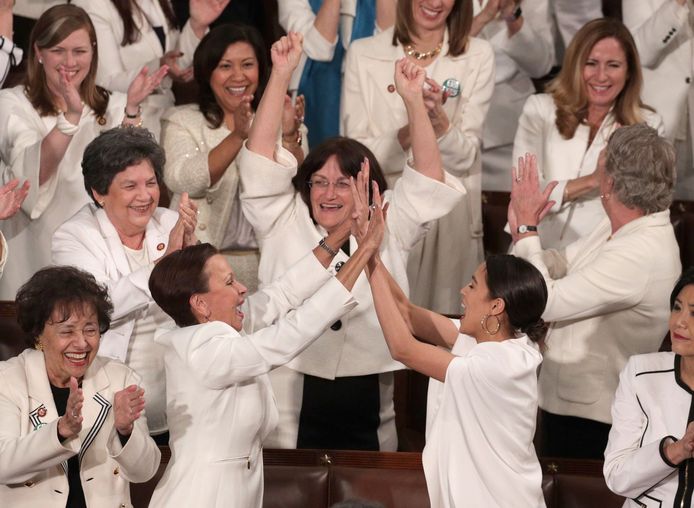 Democratische vrouwelijke Congresleden juichen wanneer Trump erkent dat er nooit meer vrouwen dan nu in het Congres hebben gezeten.
