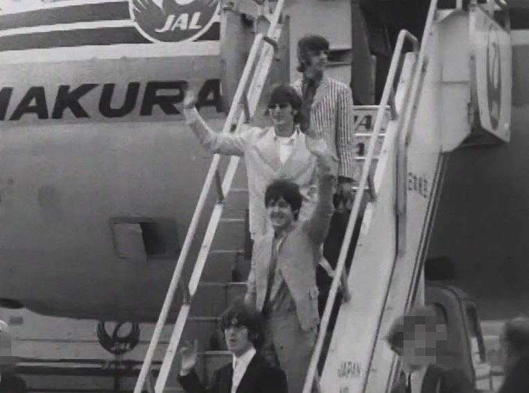 The Beatles (Ringo Starr, John Lennon, Paul McCartney en George Harrison) bij hun vertrek uit Tokio na hun Japan Tour, eind 1966. Beeld AFP
