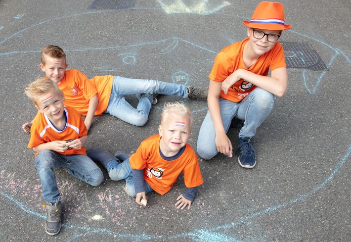 Sorry, koning. Het portret van u op de straat lijkt goed. Het is getekend door de broers Marten, Jonathan, Jesse en Aron Dijkstra.