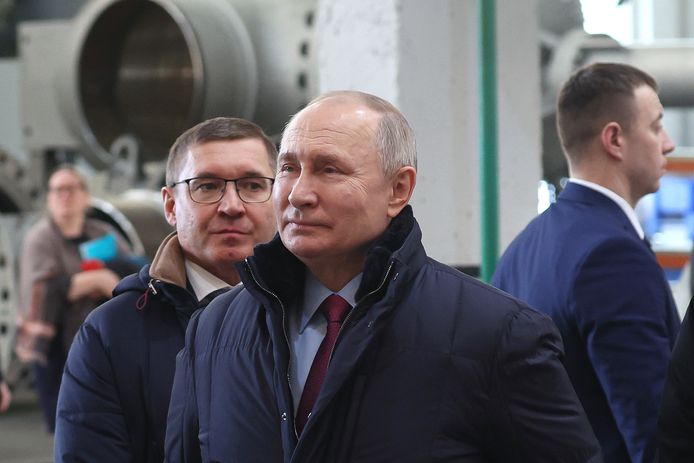 President Vladimir Poetin is vandaag op werkbezoek in Sjeljabinsk. Hier bezoekt hij een machinebouwbedrijf.