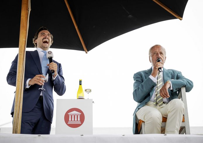 Thierry Baudet en Theo Hiddema in betere tijden: tijdens een FvD-evenement bij strandpaviljoen BeachLine Beach.