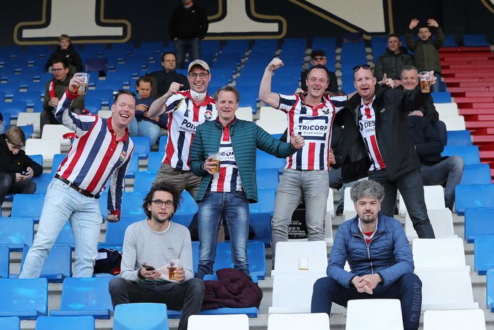 Fans van Willem II in het stadion.