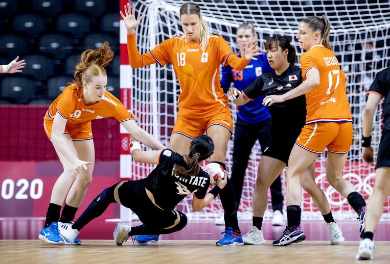 optioneel duidelijkheid overtuigen Nederlandse handbalsters presteren beter op spekgladde speelvloer, verslaan  gastland Japan