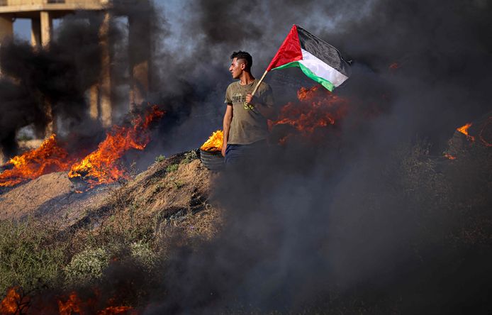Seorang pemuda Palestina di Jenin mengibarkan bendera Palestina.