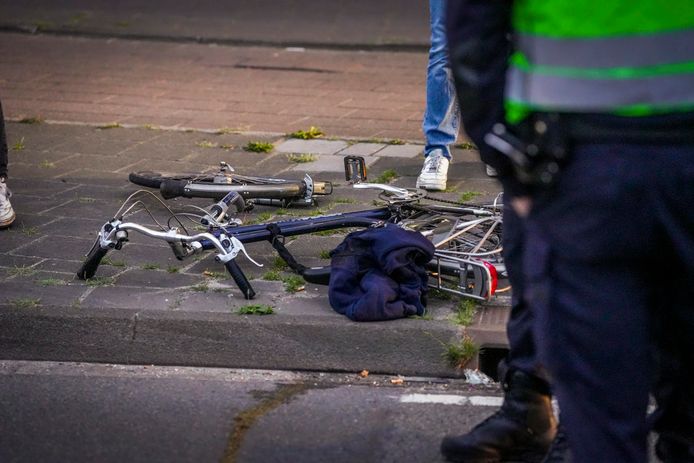 Drie fietsers gewond na ongeluk op de rotonde van de Boschdijk en de Kronehoefstraat. Auto is doorgereden.
