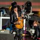 De krijs, de hoed: Guns N' Roses geven fans hun felbegeerde reünie