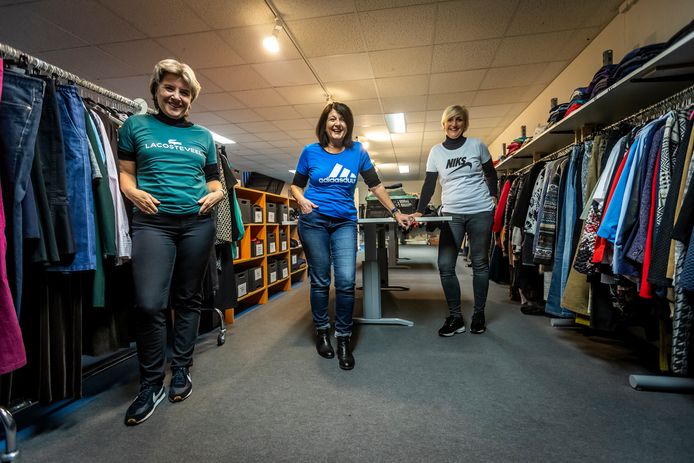 Verstrooien Toeschouwer uitbreiden Kledingbank Eindhoven lanceert kledinglijn: knipoog naar merken zoals Nike  ('Niks') en Adidas ('Adisdasduur') | Eindhoven | ed.nl