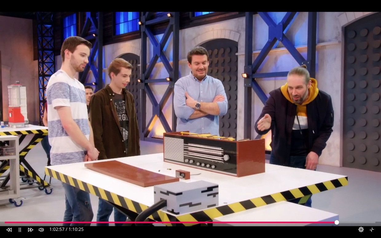 De brickmaster bij de winnende lego-radio van Jos en Martijn Beeld  
