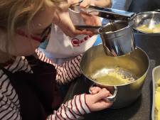 Kinderen hele dag thuis? Leer ze koken! ‘Begin met iets eenvoudigs, zoals een aardappel schillen’
