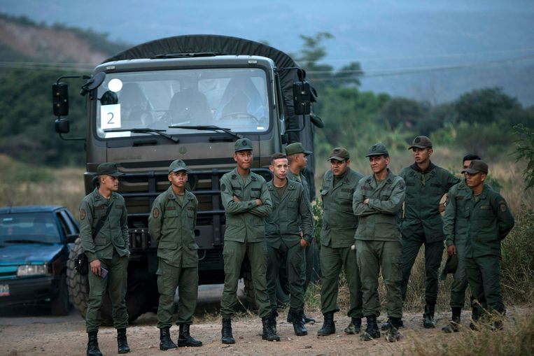 Venezolaanse soldaten bij de ingang van de Tienditas-brug die het land verbindt met Colombia.  Hier is veel noodhulp verzameld, voornamelijk uit de VS.   Beeld AP
