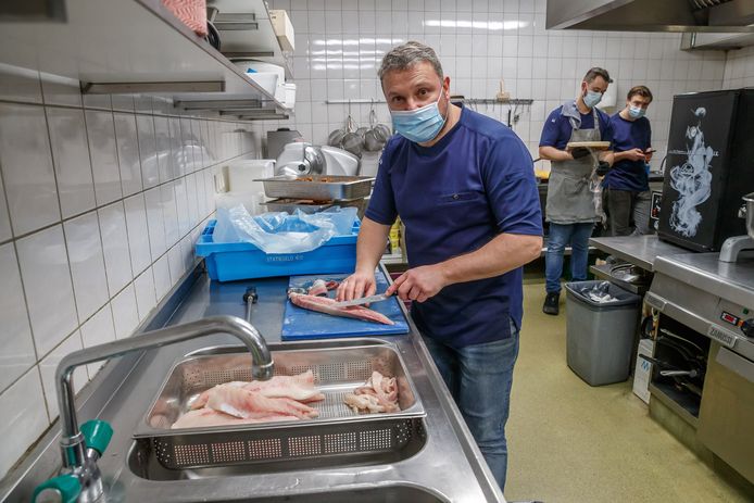 Het is aanpoten in Wouw voor chefkok Pieter Bosters van Mijn Keuken, want het loopt storm met de kerstmenu's. ,,We zitten al tegen het viervoudige van wat we normaal draaien.”