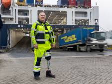 Been geamputeerd, maar René (52) ‘laait en lost’ weer in haven: ‘Ik moet buiten zijn, onder de mensen’