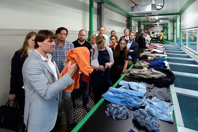 Wolkat opent een textielsorteerlijn in Roosendaal. Directeur Philip Boumans geeft uitleg (archieffoto 2018).