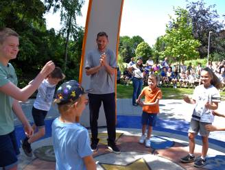 Dansende Jan Vertonghen opent Solaboog bij vrije basisschool ‘Het Ooievaarsnest’