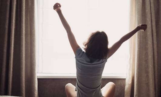 Slaap je wel eens met de gordijnen open? Dat kan voor depressieve gevoelens zorgen