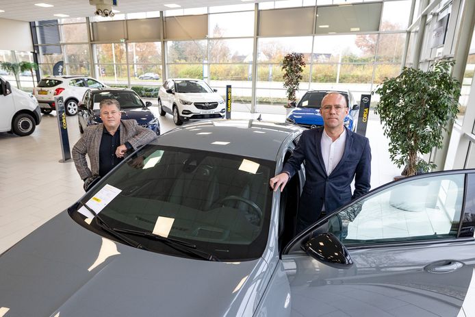 De verkoop van het autobedrijf van Mark Kamp (rechts) aan Gerard Haarhuis is inmiddels rond.